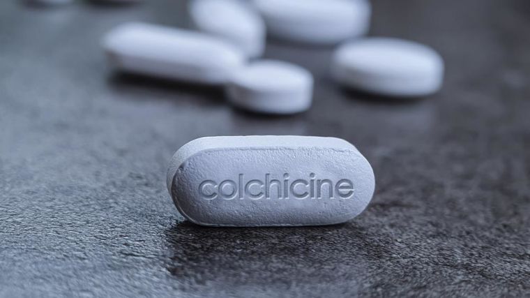 A picture of a tablet with colchicine written on it.